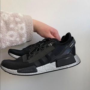 Black Adidas tennishoes